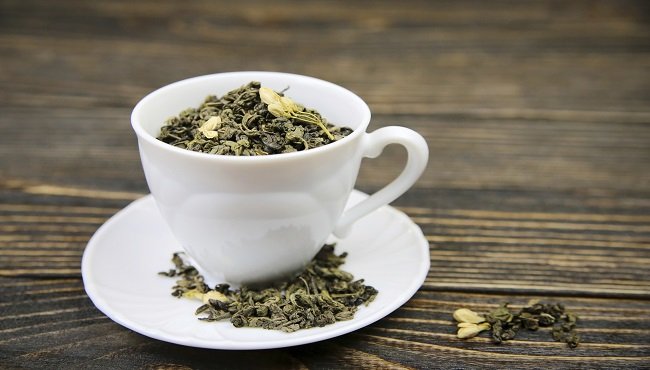 Tè verde: proprietà, benefici e principi che fanno perdere peso