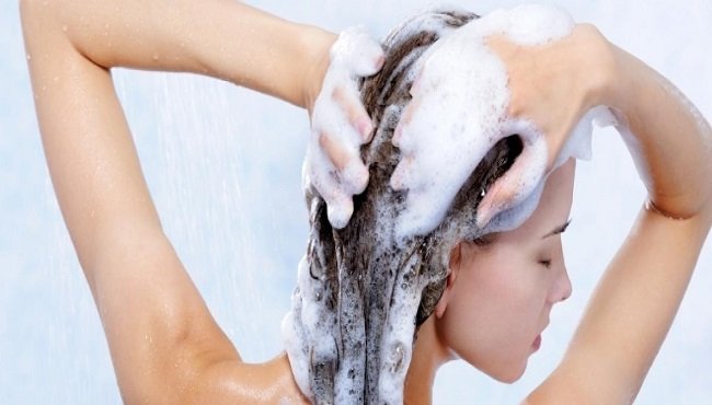 Shampoo naturale fai da te: come prepararlo per capelli grassi o secchi