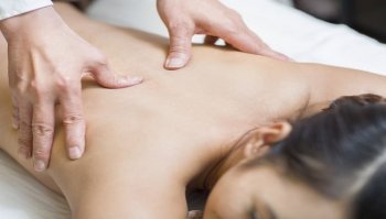 Shiatsu: cos'è, a cosa fa bene e come si pratica il massaggio