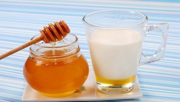 Latte e miele: benefici contro il raffreddore