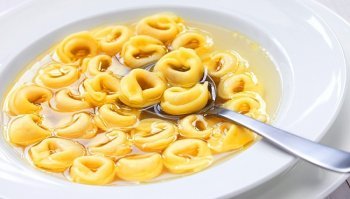 Tortellini in brodo vegani per il pranzo di Natale