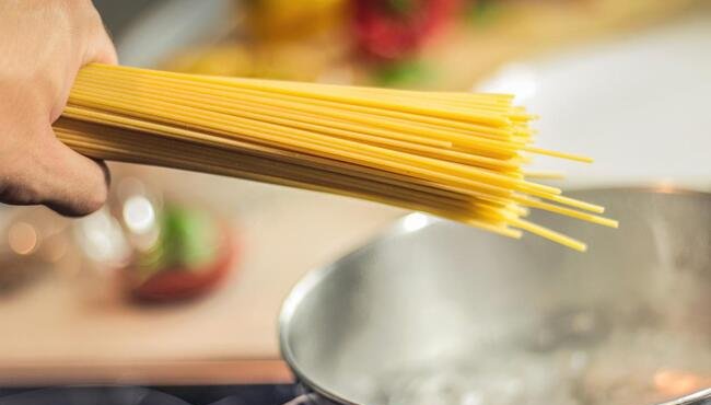 Acqua di cottura della pasta: 6 idee + 1 per utilizzarla senza sprecarla