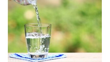 Acqua minerale contaminata: scoperta preoccupante di TFA in 10 su 19 marchi europei