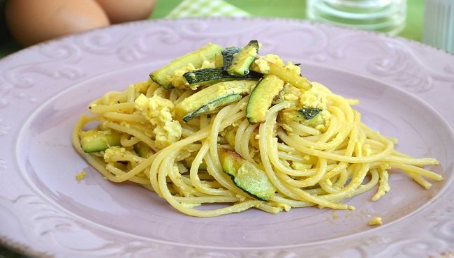Carbonara vegetariana: la ricetta per preparare la variante senza pancetta