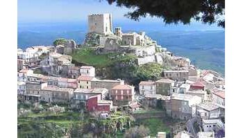 Provocatoria ordinanza a Belcastro: il sindaco vieta ai cittadini di ammalarsi per evidenziare carenze sanitarie