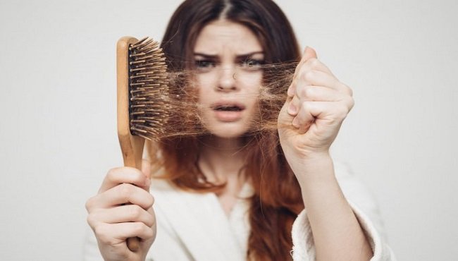 Caduta dei capelli come prevenirla? Consigli e rimedi naturali da usare