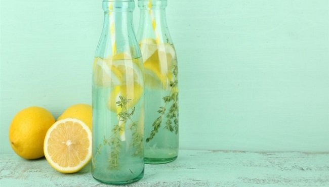 Acqua e limone benefici: cosa succede al corpo assumendolo ogni giorno 