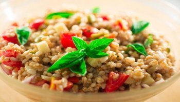 Insalata di farro: 5 ricette vegetariane da provare