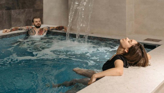Bagni di birra: i benefici per pelle e capelli secondo gli esperti