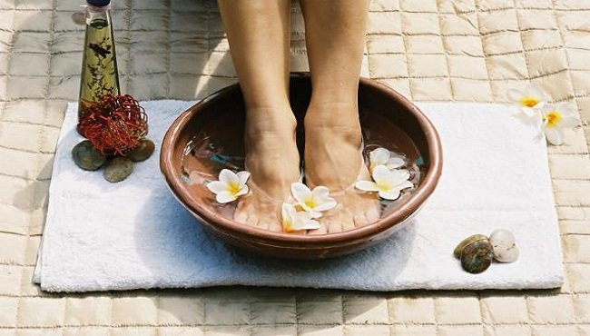 Pediluvio: benefici e combinazioni naturali