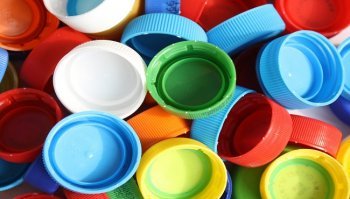 Tappi di plastica: idee per il riciclo creativo che salva il pianeta