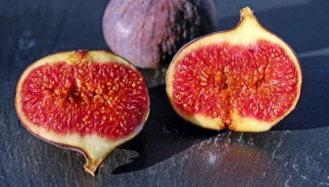 Fico: proprietà, benefici e calorie del frutto estivo