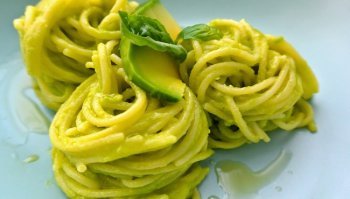 Spaghetti con pesto di avocado: ricetta semplice e vegana 