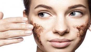 Peeling: cos'è, come funziona e perché fa bene alla pelle 