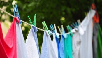 Macchie di sudore: come eliminarle dai vestiti in modo naturale