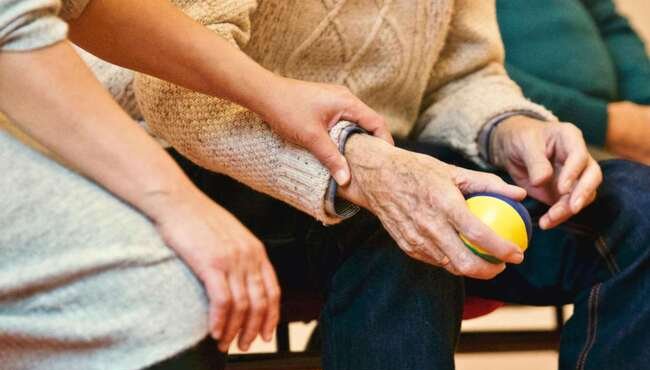 Incentivi per l'assunzione di colf e badanti nel 2025: bonus fino a 3.600 euro