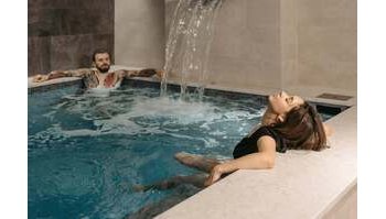 Bagni di birra: i benefici per pelle e capelli secondo gli esperti