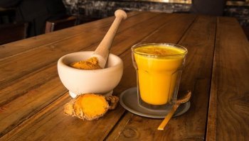 Golden milk: ricetta del latte a base di curcuma, rimedio naturale per l'influenza