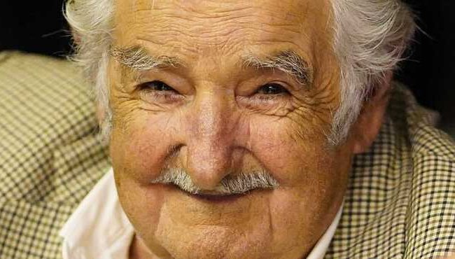 Pepe Mujica annuncia la fine delle cure contro il tumore: il messaggio di un leader di giustizia sociale