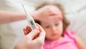 Come abbassare la febbre nei bambini? Soluzioni della nonna da provare
