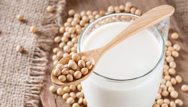 Latte di soia: proprietà, benefici e calorie