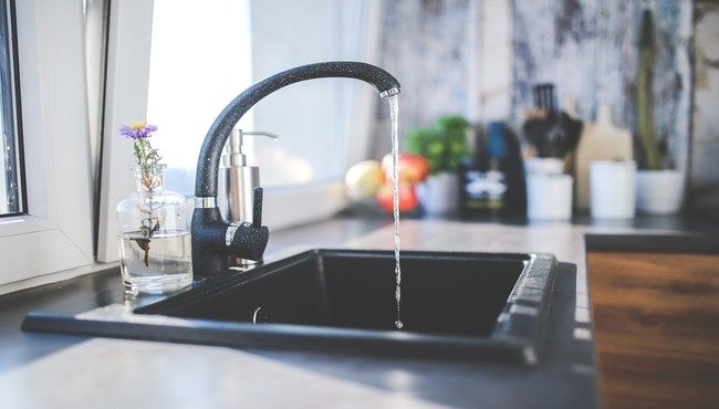 Filtro per acqua: a cosa serve, quanto costa e quanto ci fa risparmiare