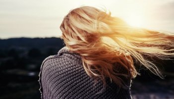 Come schiarire i capelli: 8 metodi naturali e poco costosi