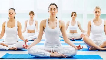 Yoga benefici: a chi fa bene praticarlo? I vantaggi per il corpo e la mente