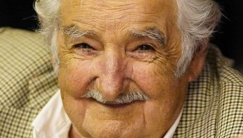 Pepe Mujica annuncia la fine delle cure contro il tumore: il messaggio di un leader di giustizia sociale