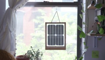 Window Solar Charger, il pannello solare da appendere alla finestra: ecco come funziona