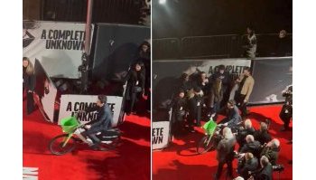 Timothée Chalamet arriva alla premiere di A Complete Unknown in bicicletta: un gesto ecologico e furbesco